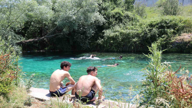 Serinlemek uğruna tehlikeli suda böyle yüzdüler