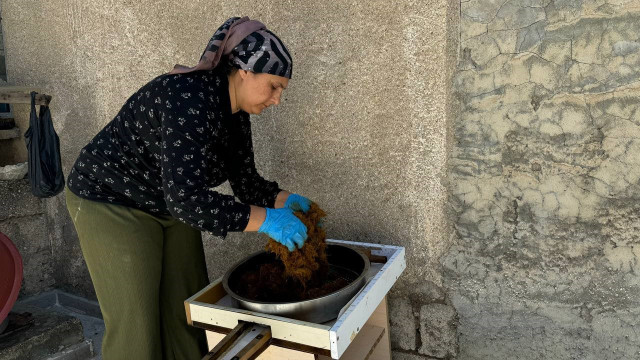 Sıcak havalarda soğuk meyan şerbeti satarak geçimini sağlıyor