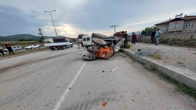 Sinop’ta traktör minibüsle çarpıştı: 1 ölü, 1 yaralı