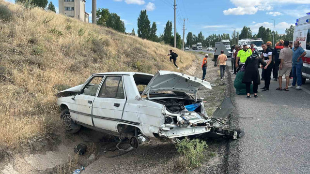 Sivas’ta kontrolden çıkan otomobil devrildi: 1’i ağır 5 yaralı