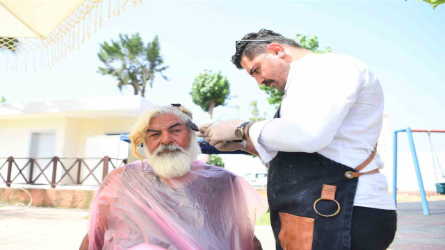 Sokakta yaşayan vatandaşlara bayram tıraşı