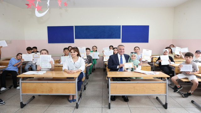 Sultangazi Belediye Başkanı Dursun, miniklerin karne heyecanına ortak oldu