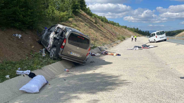 Takla atan hafif ticari araç 30 metre sürüklendi: 3’ü çocuk 5 yaralı