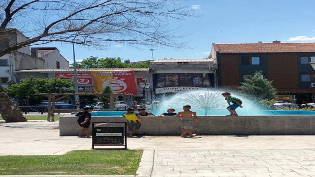 Tekirdağ’da çocukların süs havuzunda tehlikeli oyunu