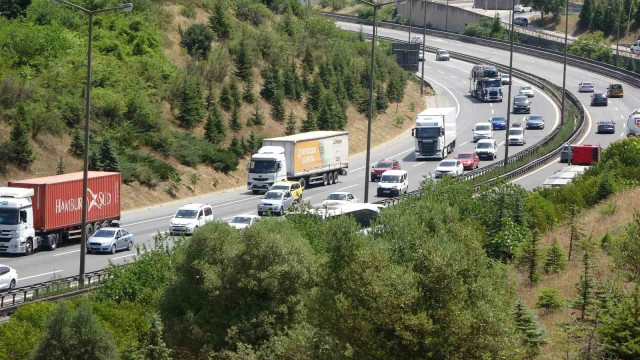 TEM Otoyolu Kocaeli geçişinde bayram dönüşü yoğunluğu