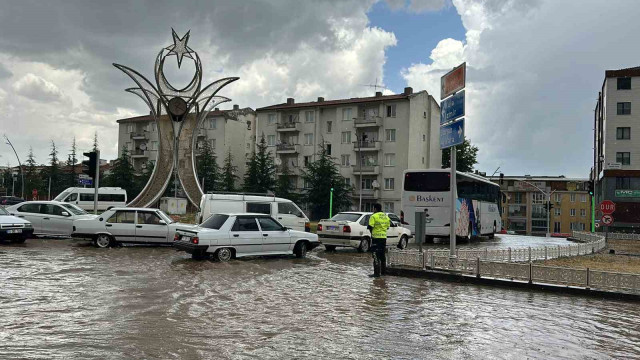 Uşak’ta yağmur ve dolu yolları göle çevirdi