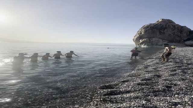 Van Gölü’nde halaylı sezon açılışı