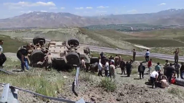 Van’da askeri araç devrildi: 3 asker yaralı