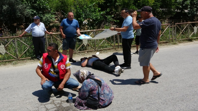 Yaralıları güneşten etkilenmemesi için otomobil güneşliği ile korumaya çalıştılar