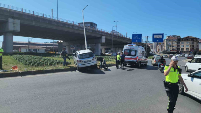 Zonguldak’ta otomobil direğe çarptı: 4 yaralı