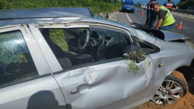 Zonguldak’ta refüjdeki direğe çarpan otomobil su kanalına düştü: 4 yaralı