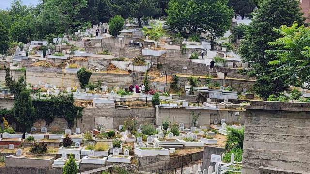 Zonguldak’ta vatandaşlar arife günü mezarlık ziyaretleri yaptı