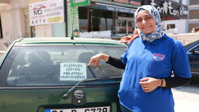 14 yıldır ehliyeti olmasına rağmen araç kullanamayan kadın, ”Acemiyim. Lütfen anlayışlı olur musunuz” notu sayesinde korkusunu yendi