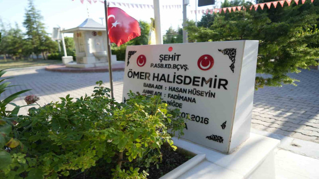 15 Temmuz kahramanı Şehit Ömer Halisdemir’in kabri ziyaretçi akınına uğruyor