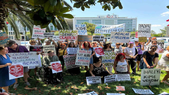 Adalar sakinlerinden İBB önünde ”azmanbüsleri istemiyoruz” eylemi