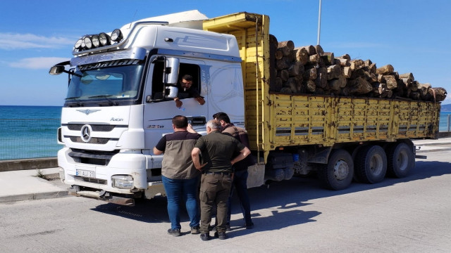 Akçakoca’da orman emvali taşıyan araçlar kontrol edildi