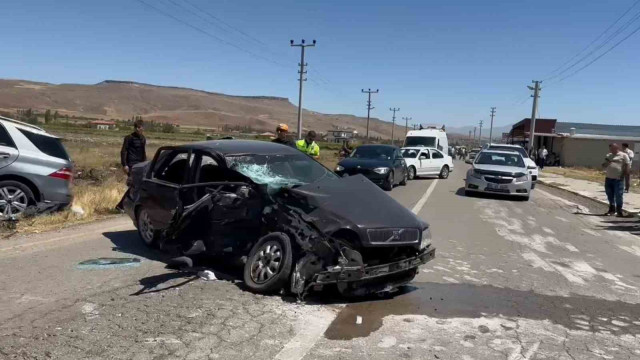 Aksaray’da cip ve otomobil kafa kafaya çarpıştı: 1’i ağır 4 yaralı