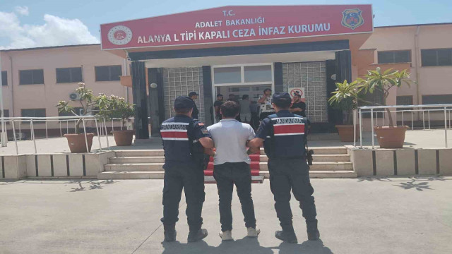 Alanya’da 25 yıl kesinleşmiş hapis cezasıyla aranan şahıs yakalandı