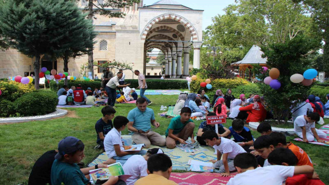 Amasya’da çocuklar cami bahçesinde kitap okudu