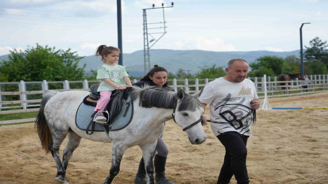 Atlarla dolu hem çocuklara umut oluyor hem de şehir stresini unutturuyor