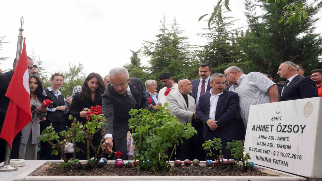 Bakan Uraloğlu, 15 Temmuz şehidi Ahmet Özsoy’u kabri başında andı