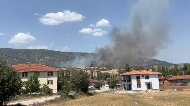 Balya makinesi yandı, alevler ekili tarlaya sıçradı