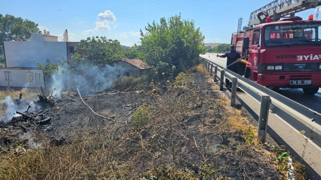 Bandırma’da yangın, evlere sıçramadan söndürüldü