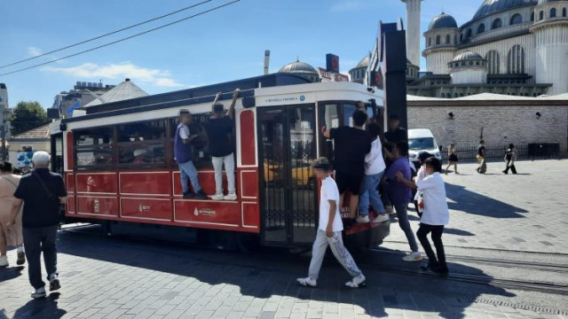 Beyoğlu’nda nostaljik tramvaydaki tehlikeli yolculuk kamerada