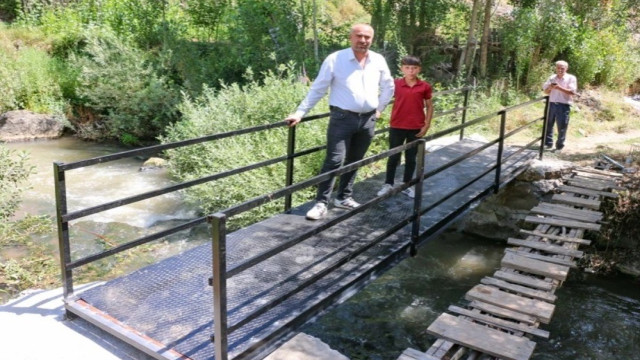 Bitlis’te tehlike arz eden tahta köprü yerine demir köprü yapıldı