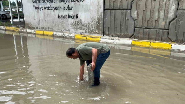 Bolu’da altgeçitler göle döndü: Suyun içinde dakikalarca plakasını aradı