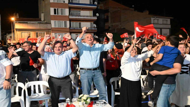 Bozüyük’te Türkiye-Avusturya maçı, kurulan dev ekranda izlendi