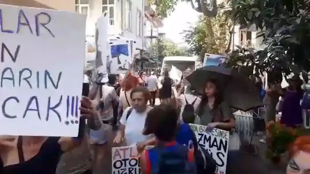 Büyükada’da ”Azmanbüsler” davul zurna eşliğinde protesto edildi