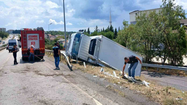 Büyükçekmece’de yağmur nedeniyle kayganlaşan yolda kamyon devrildi: 1 yaralı