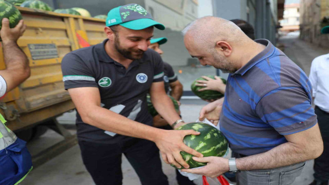 Büyükşehir hem çiftçiyi hem vatandaşı gülümsetti