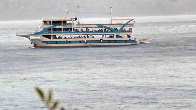 Denizde fırtınaya yakalanan lastik botu Tur teknesi kurtardı