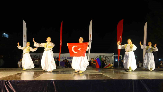 Denizli’de halk dansları şöleni yaşanıyor