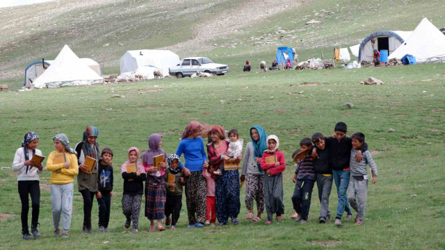 Devlet onları unutmadı: Göçer çadırında Kur’an kursu