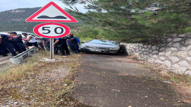 Duvara çarpan otomobildeki 3 kişi yaralandı