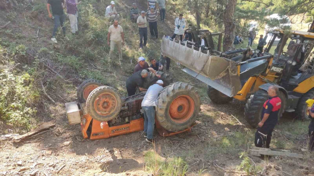 Emet’te devrilen traktörün altında kalan sürücü hayatını kaybetti