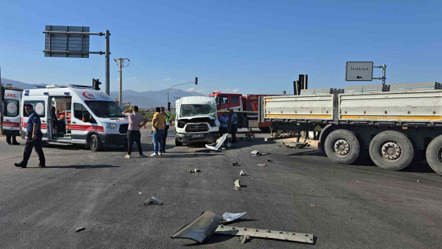 Gaziantep’te 3 aracın karıştığı kazada minibüs şoförü ağır yaralandı