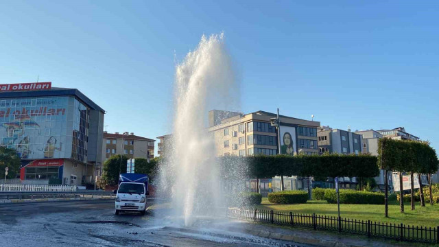 Güngören’de asfalt yenilemesi sırasında su borusu patladı: Fışkıran su metrelerce yükseldi