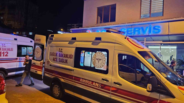 Hasta taşıyan ambulans kaza yaptı: 1 polis yaralandı