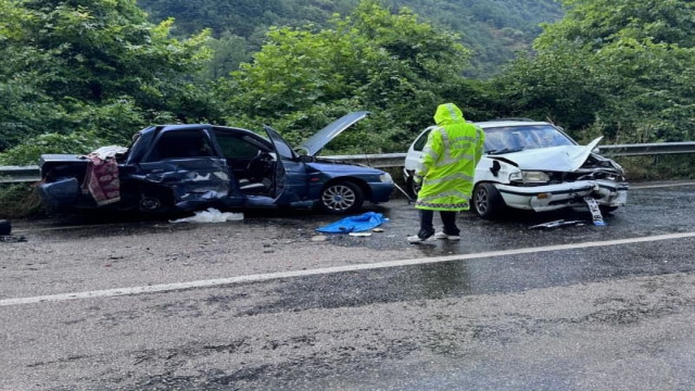 İki otomobilin çarpıştığı kazada 3 kişi yaralandı