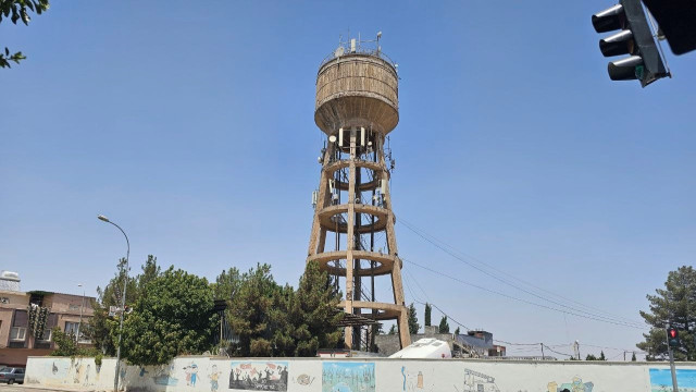 İşten çıkarılan belediye çalışanları su kulesine çıktı