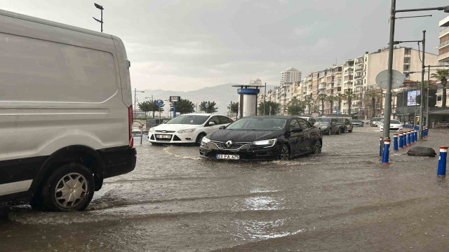 İzmir’i yaz sağanağı vurdu