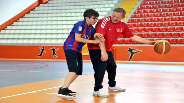 Kars Valisi Polat, gençlerle buluştu, voleybol oynadı