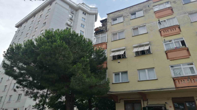 Kartal’da 4 katlı binada balkon çöktü