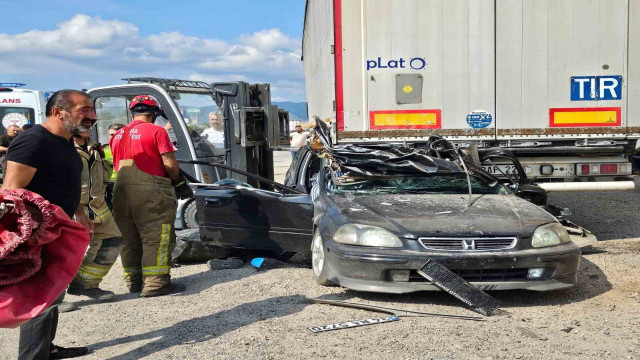 Kontrolden çıkan otomobil tırın altına girdi: 2 ölü