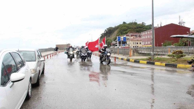 Kurtuluş Savaşı’nda cephanenin taşındığı İstiklal Yolu’nu motorla geçiyorlar