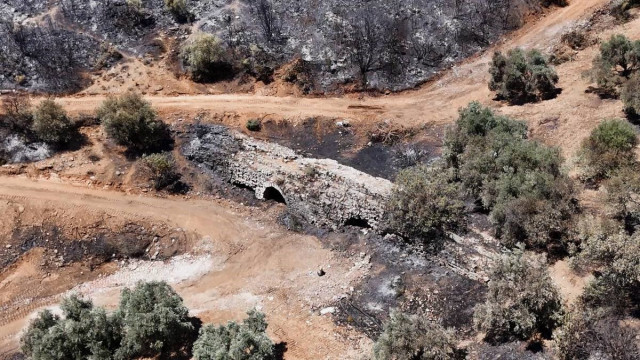 Kuşadası’ndaki orman yangınında antik su kemeri zarar gördü